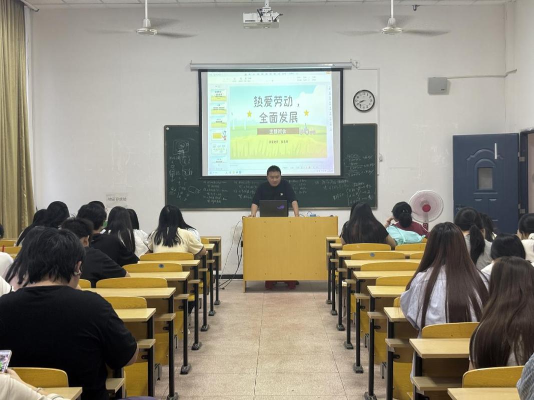 電子商務(wù)與管理系開展2025年勞動(dòng)教育宣傳展示月系列活動(dòng) 以市場(chǎng)營銷策劃服務(wù)深化實(shí)踐育人